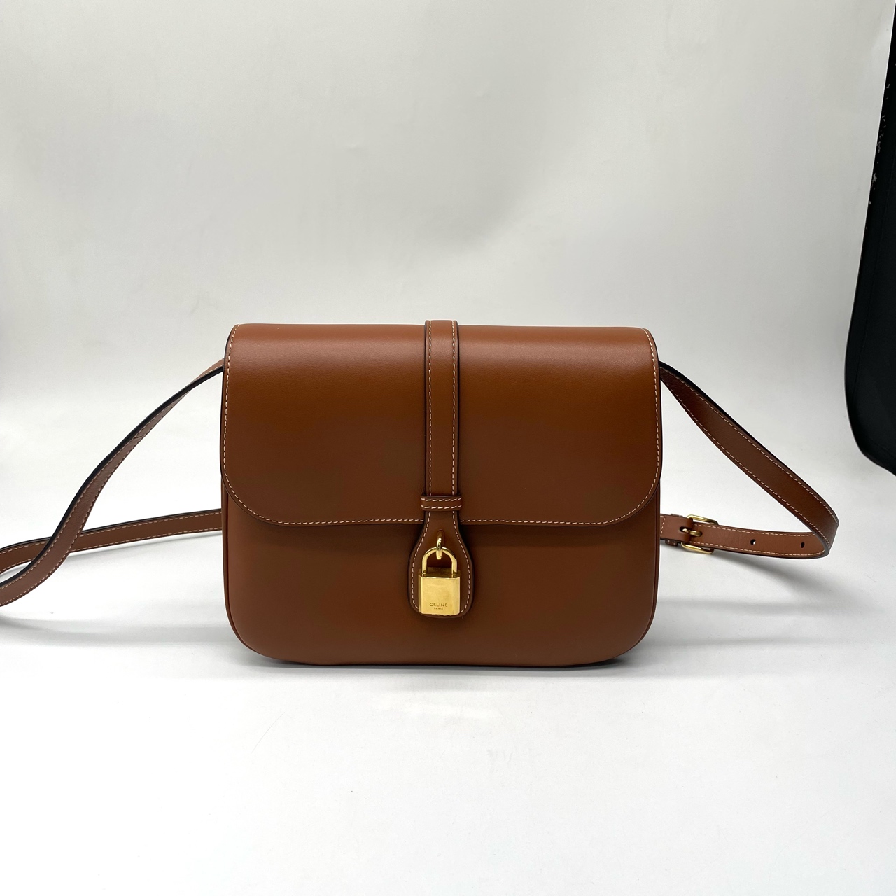 99新 Celine/思琳 Tabou焦糖色锁头邮差包可单肩斜挎内里有隔层