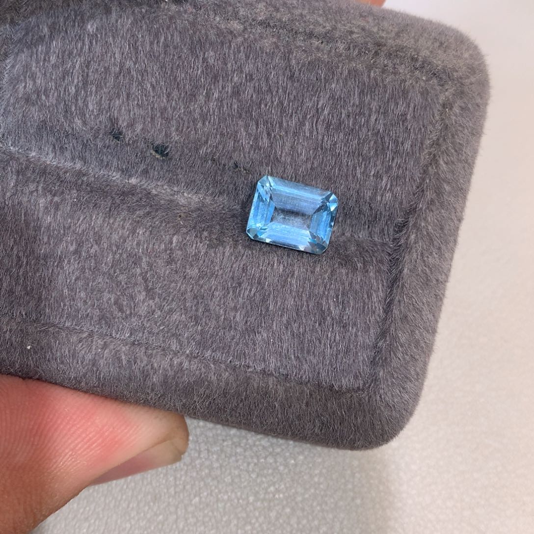 未镶嵌裸石托帕石3克拉