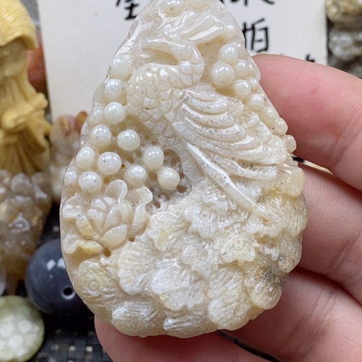 颈饰未镶嵌硅化珊瑚（珊瑚玉）有瑕