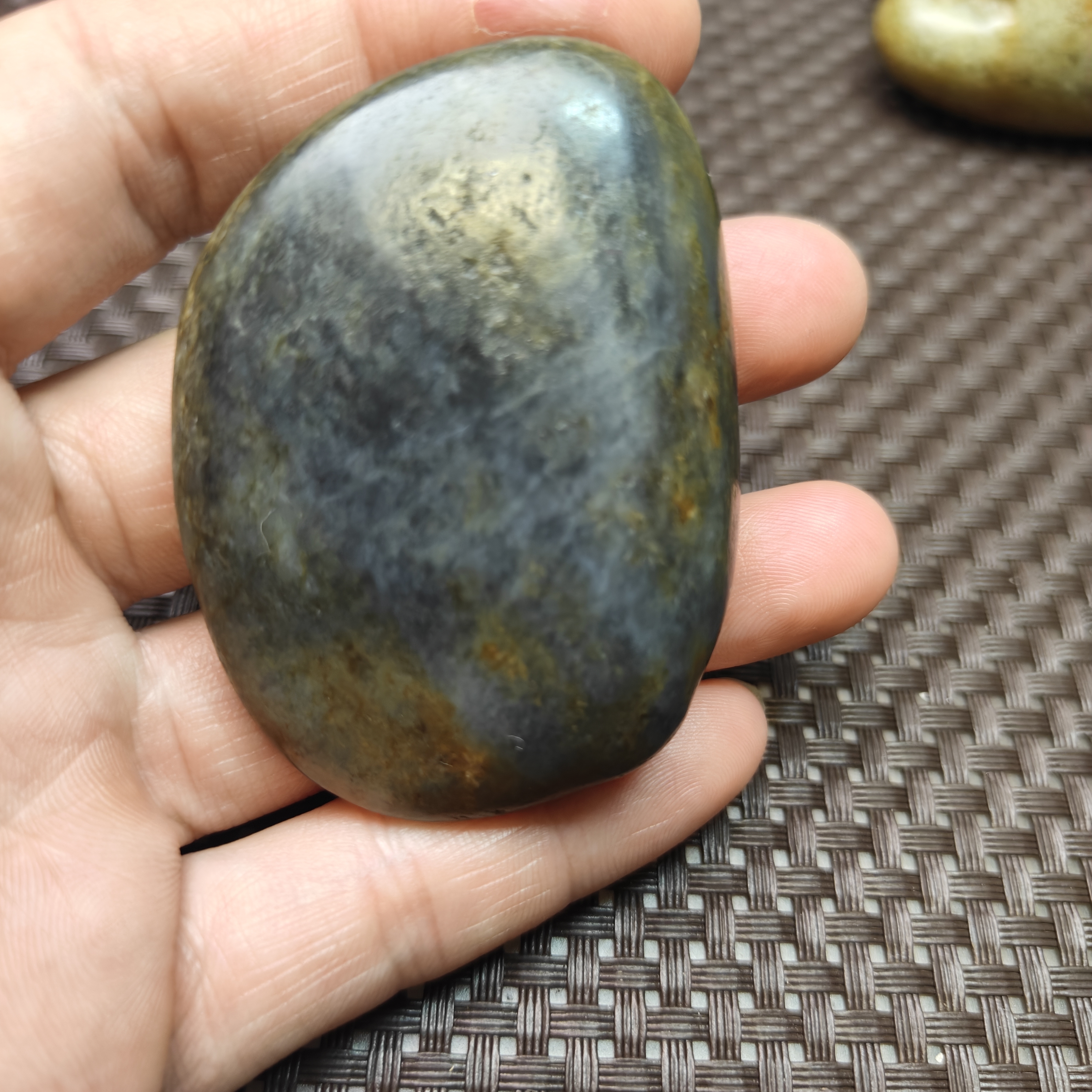 天然新疆和田玉原石，形状.平安无事牌，可做把玩件，重量75克。