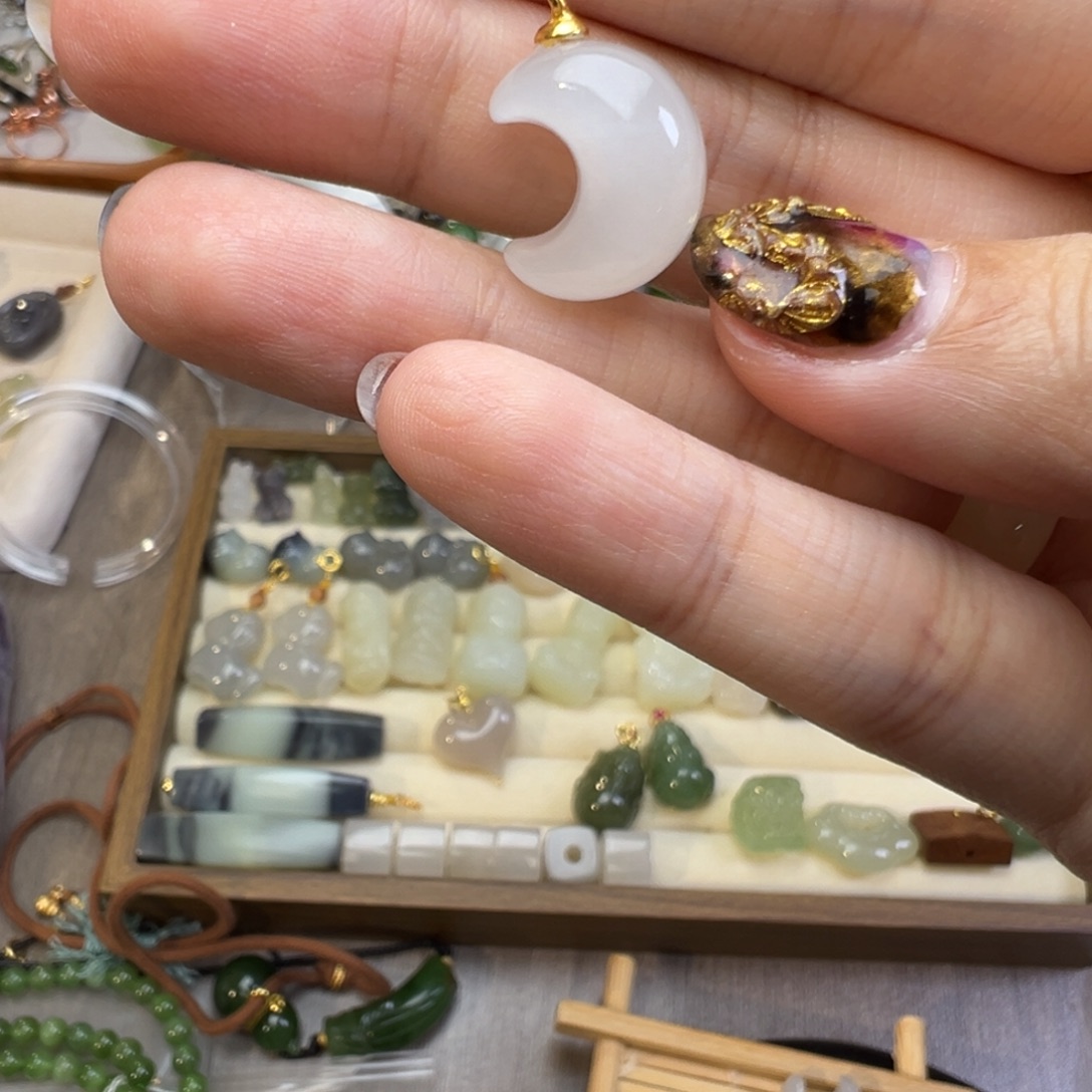 和田玉未镶嵌车挂