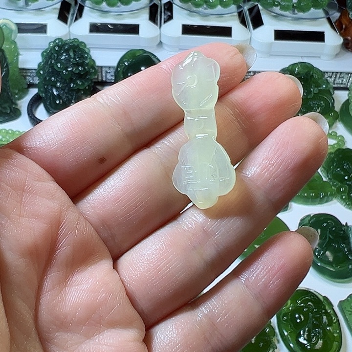 蛇纹石玉颈饰未镶嵌