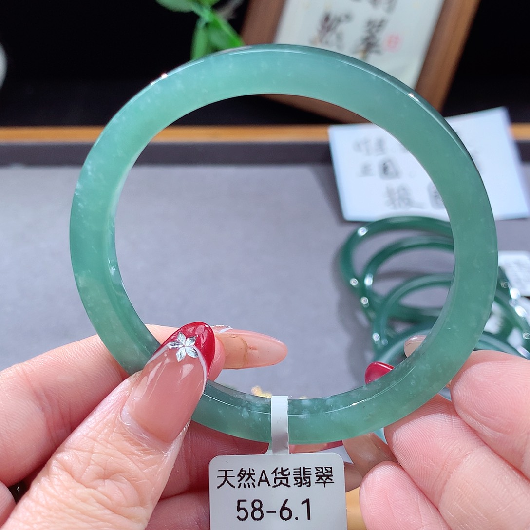 翡翠手镯（圆镯）未镶嵌