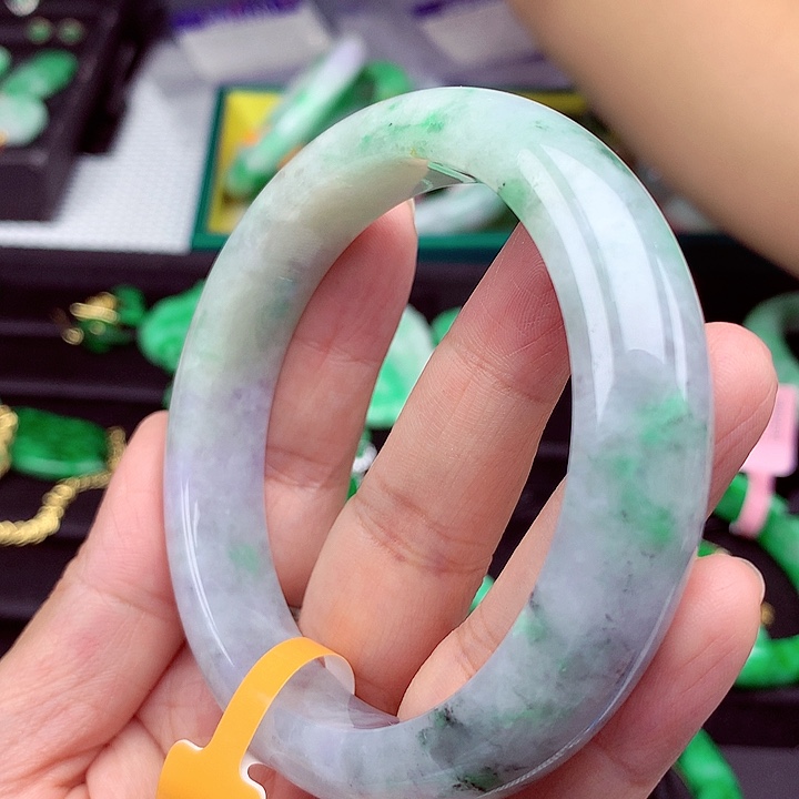 翡翠手镯未镶嵌翡翠