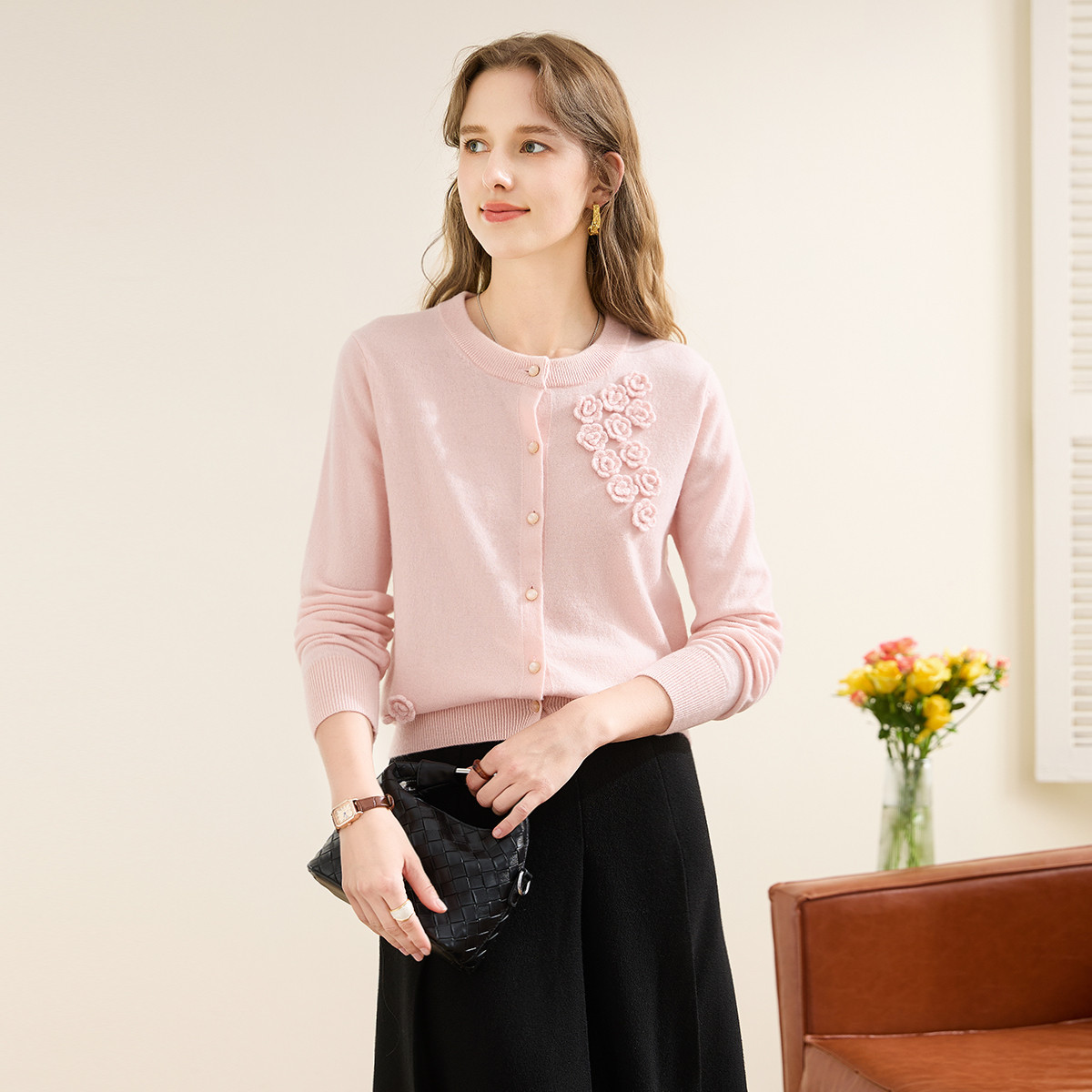 【纯羊毛】立体花朵温柔纯色25秋冬圆领软糯针织毛衣开衫女TW032638