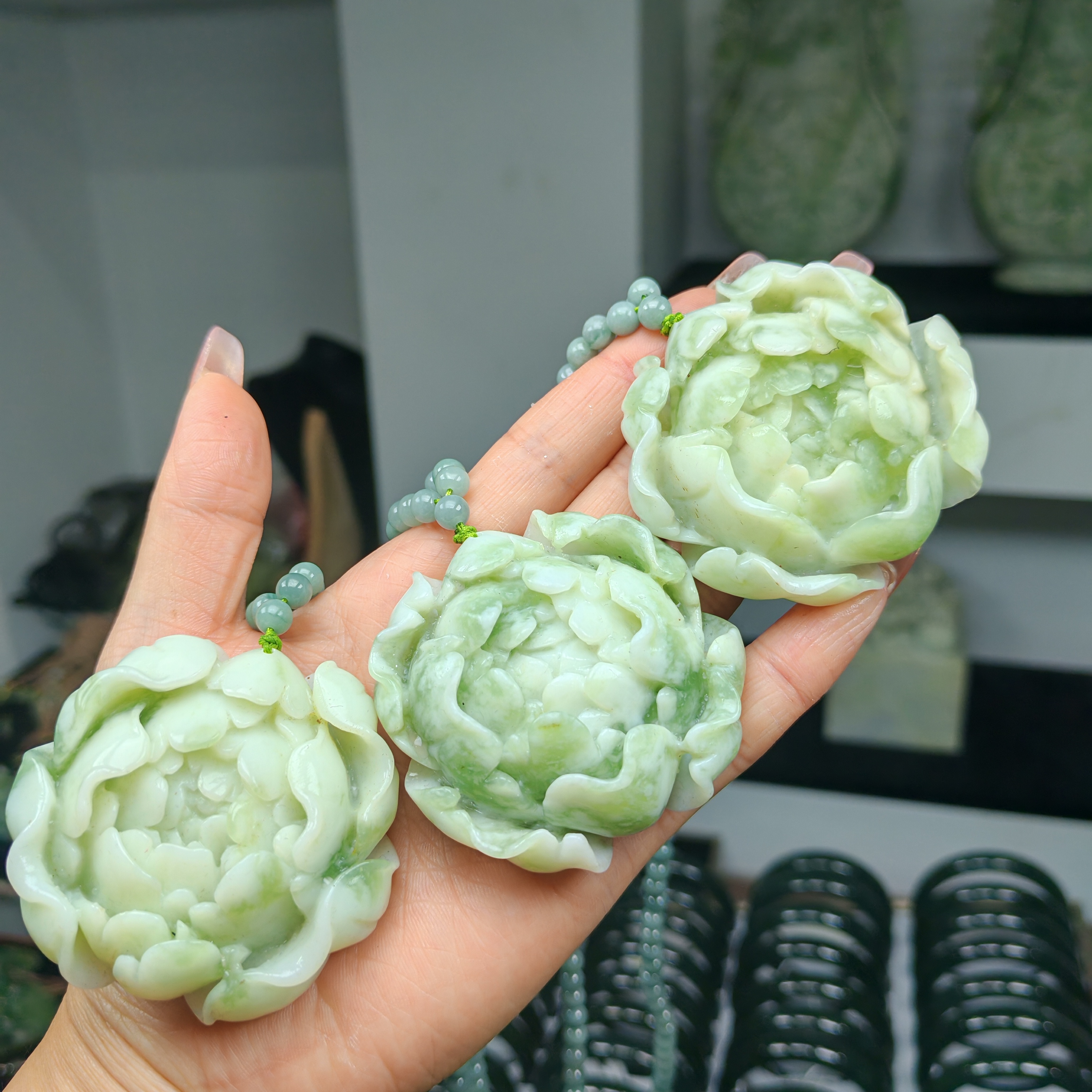 岫玉上品手工雕刻花心牡丹花挂件（随机发货其中一个）