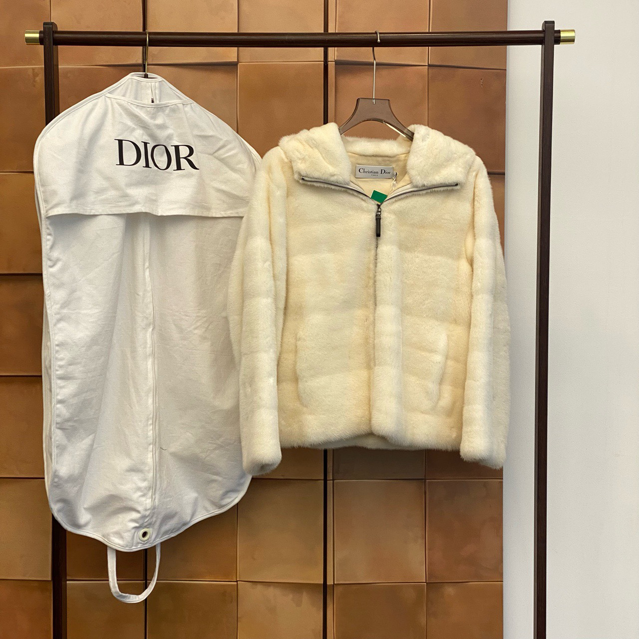 全新未使用 DIOR/迪奥 高公价乳白色水貂毛皮连帽大衣/38码/30722
