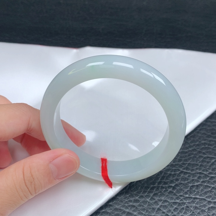 翡翠手镯未镶嵌。