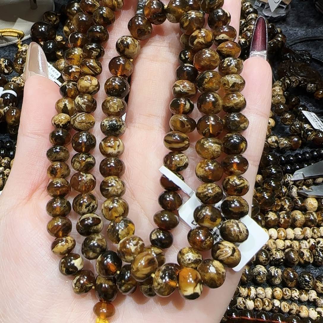 琥珀颈饰未镶嵌秀*抚顺琥珀