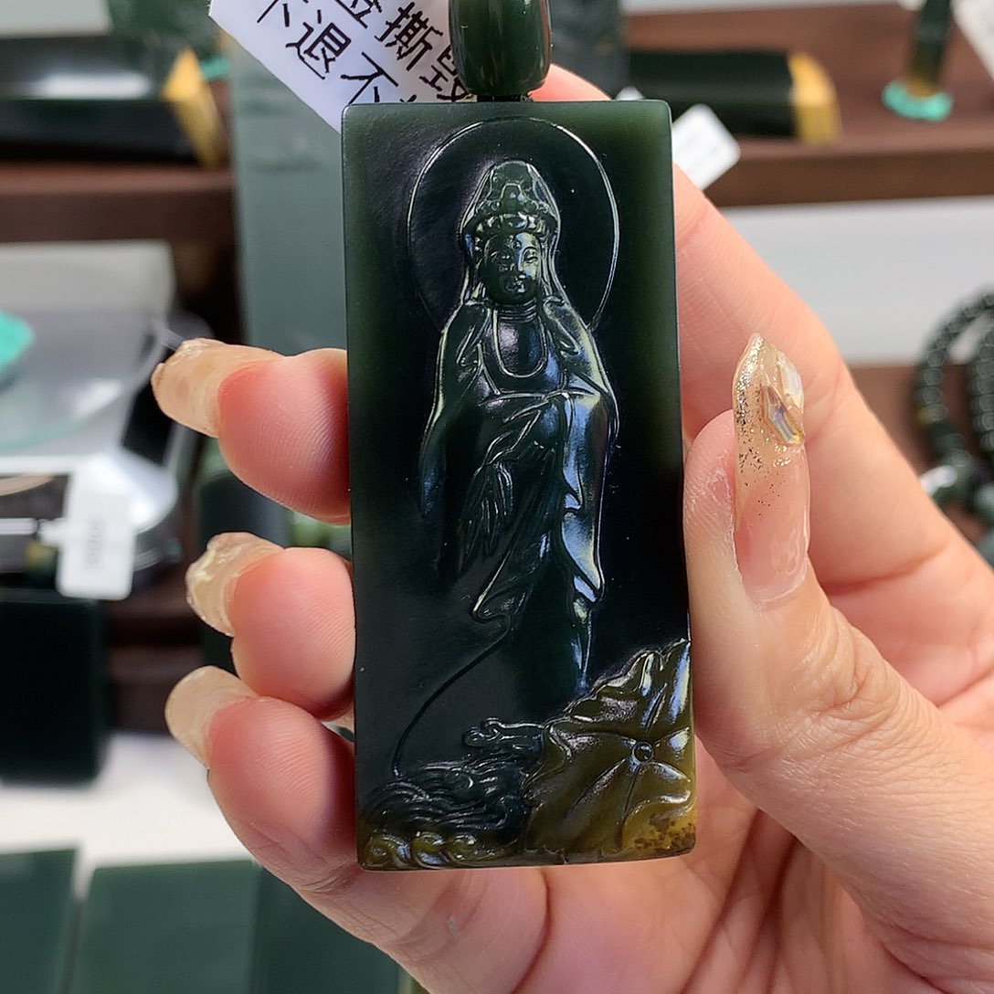 岫岩河磨玉（透闪石质玉）颈饰未镶嵌烈**春