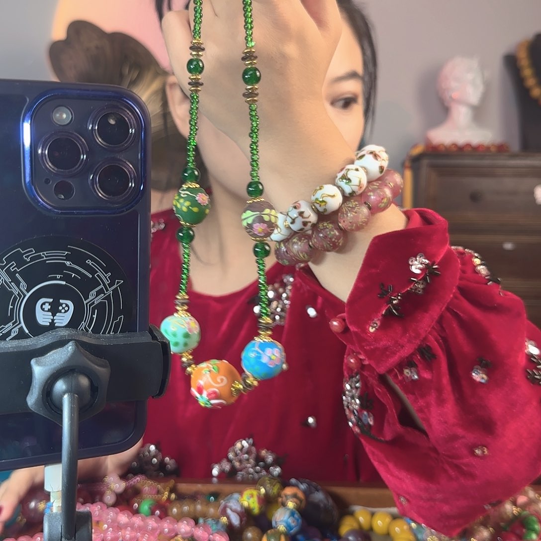 玻璃颈饰老琉璃的故事是一个人的故事吗