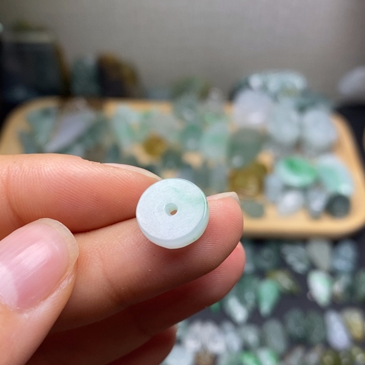 颈饰未镶嵌翡翠平安扣