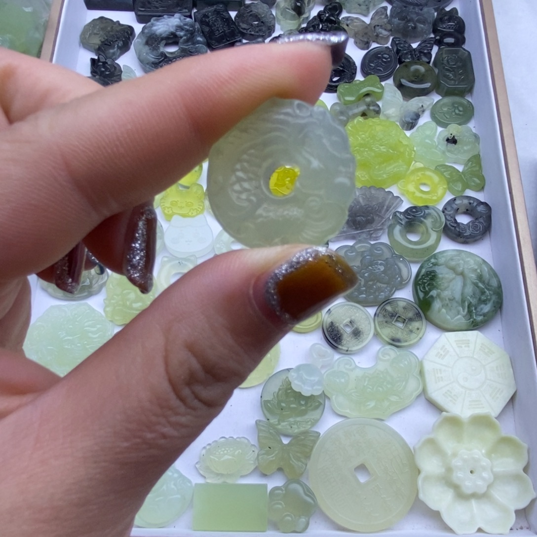 蛇纹石玉未镶嵌颈饰