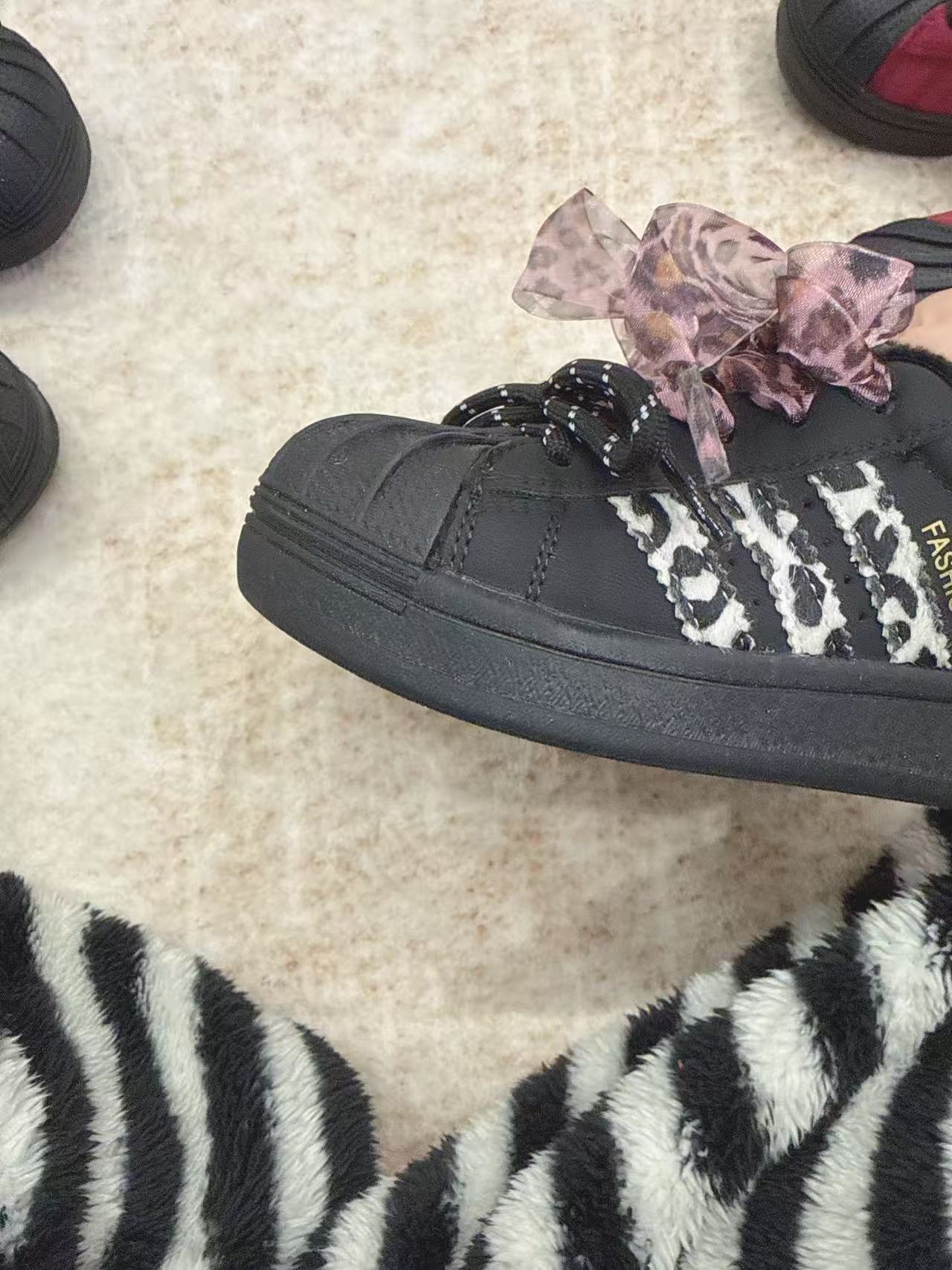 B9982儿童时尚新款加绒板鞋