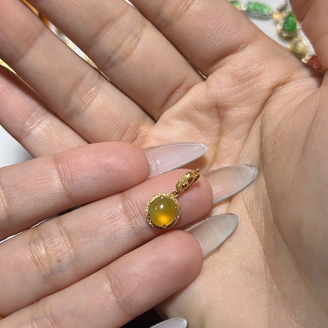 c***y翡翠18K金镶嵌颈饰