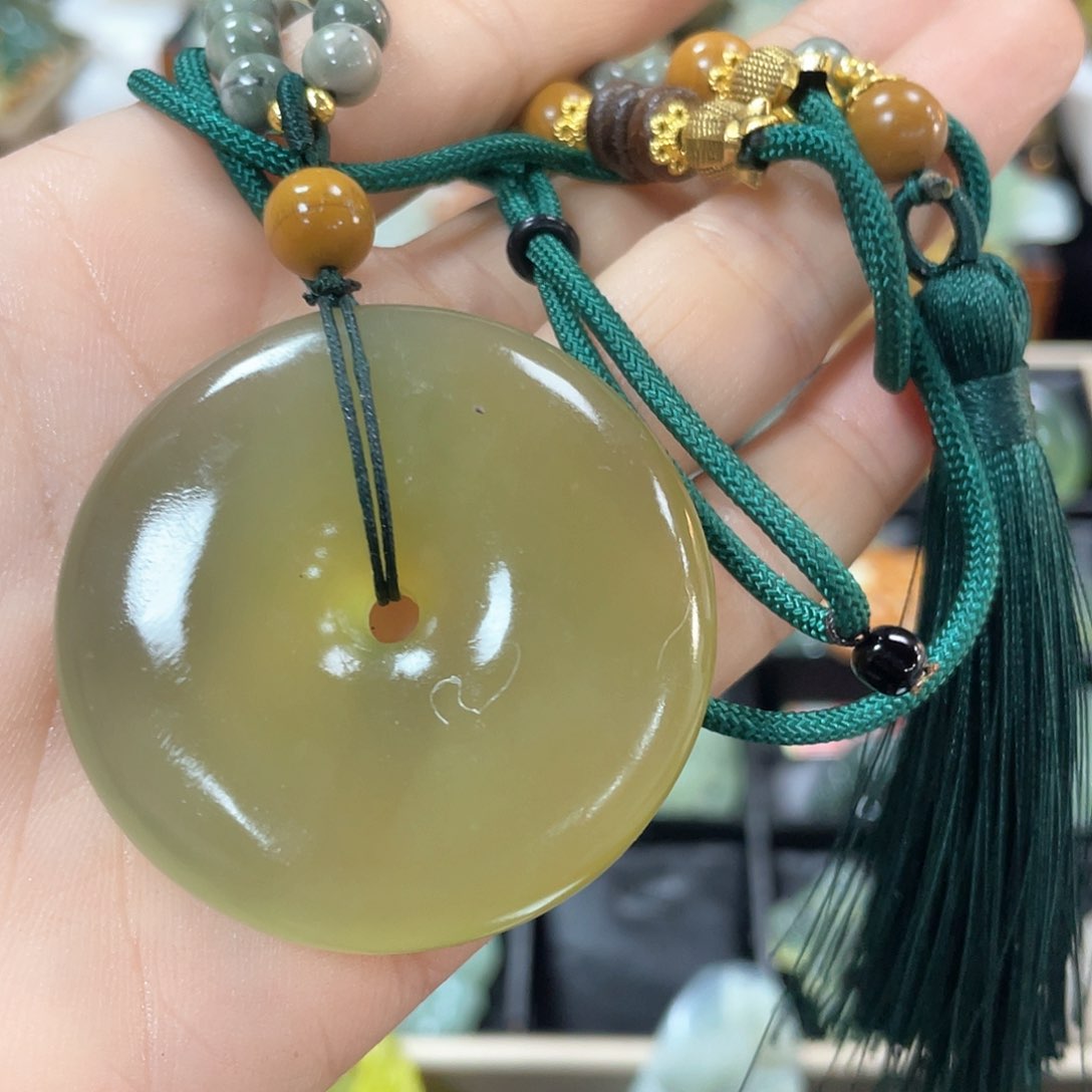 蛇纹石玉颈饰未镶嵌