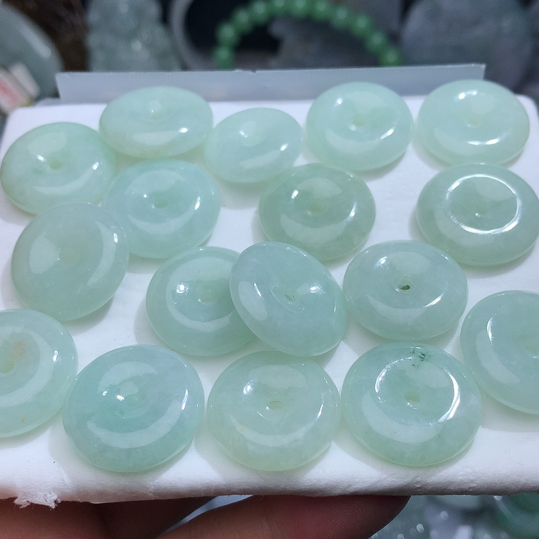 翡翠未镶嵌颈饰多样性发1个