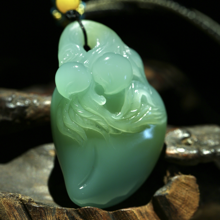 精品梅子青雅玩寿桃作品尺寸3.14×5.07×2.12cm 重量 42.6克