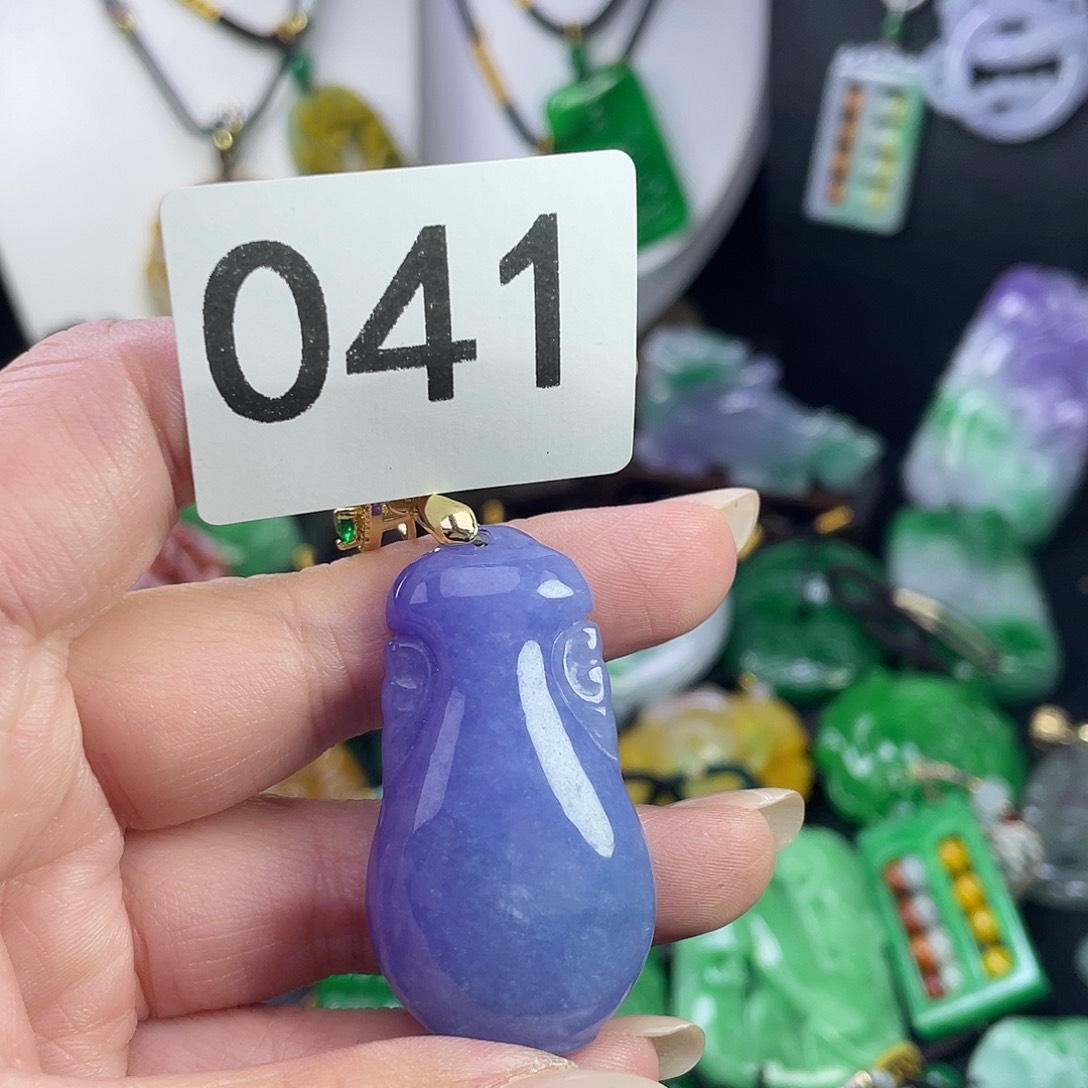 翡翠未镶嵌吊坠(赠链)