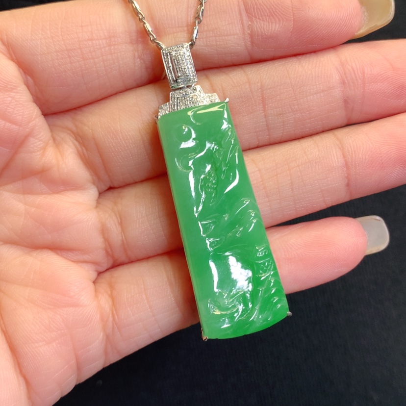 【闪购商品】颈饰18K金镶嵌翡翠山水牌