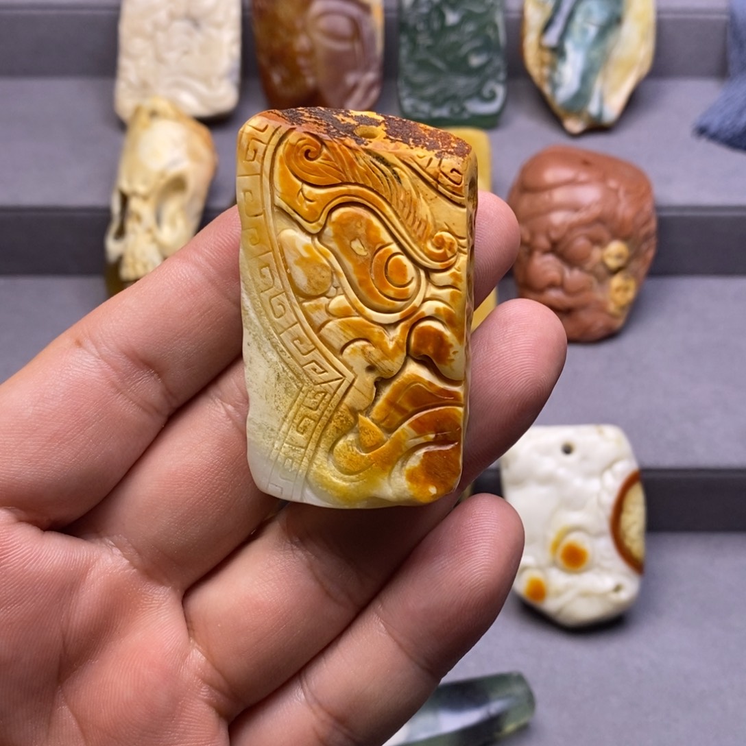 糖****岫玉未镶嵌颈饰挂件