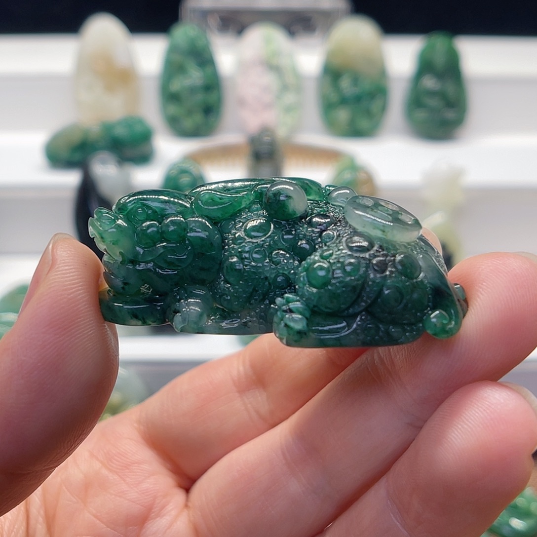 楚***风独山玉未镶嵌颈饰