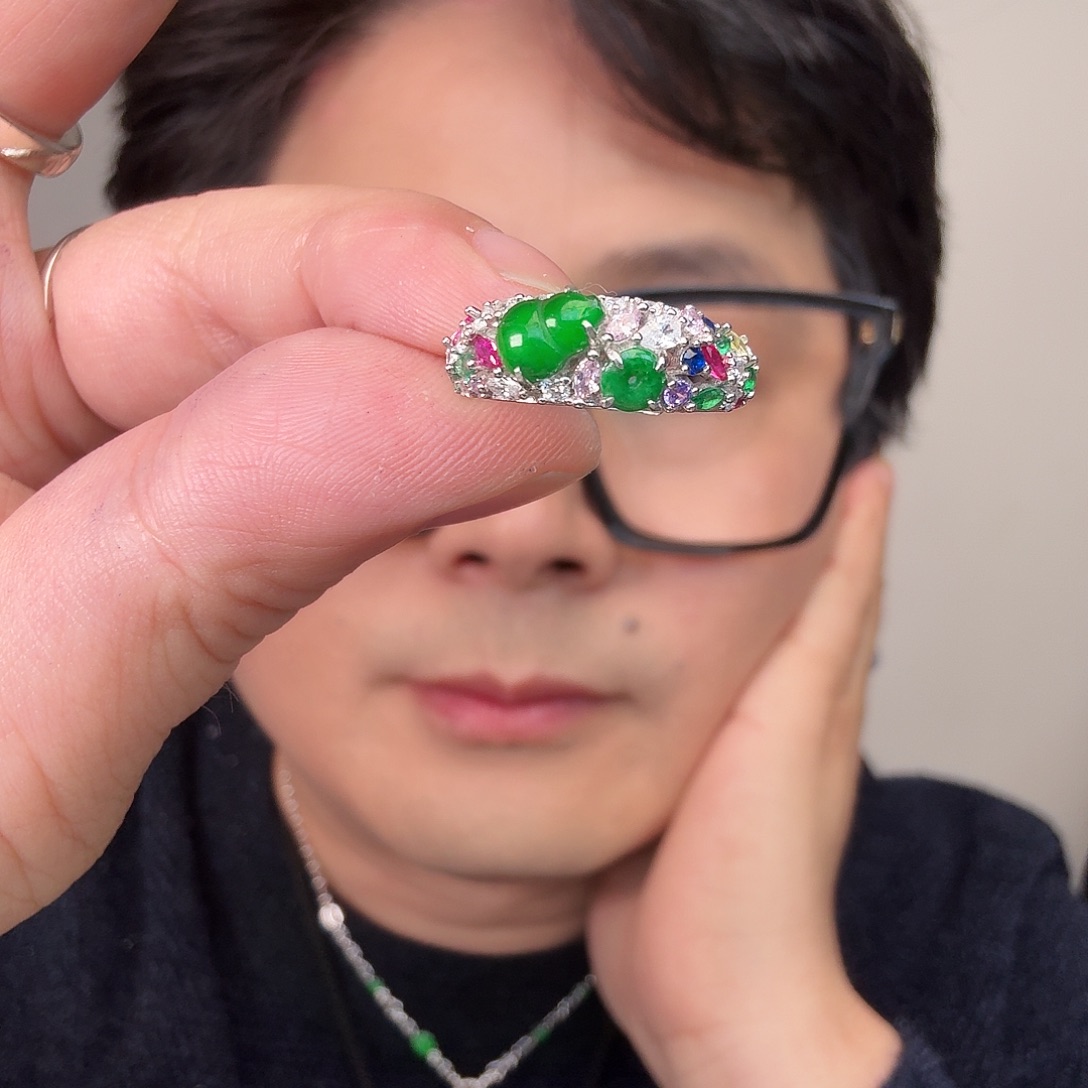 翡翠未镶嵌颈饰一件