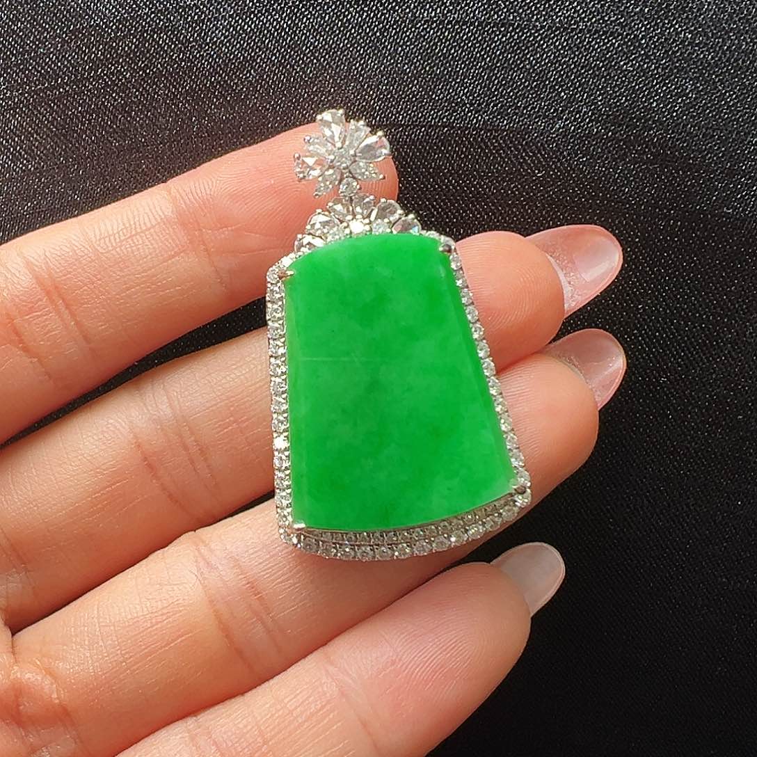 翡翠18K金镶嵌颈饰无事牌吊坠