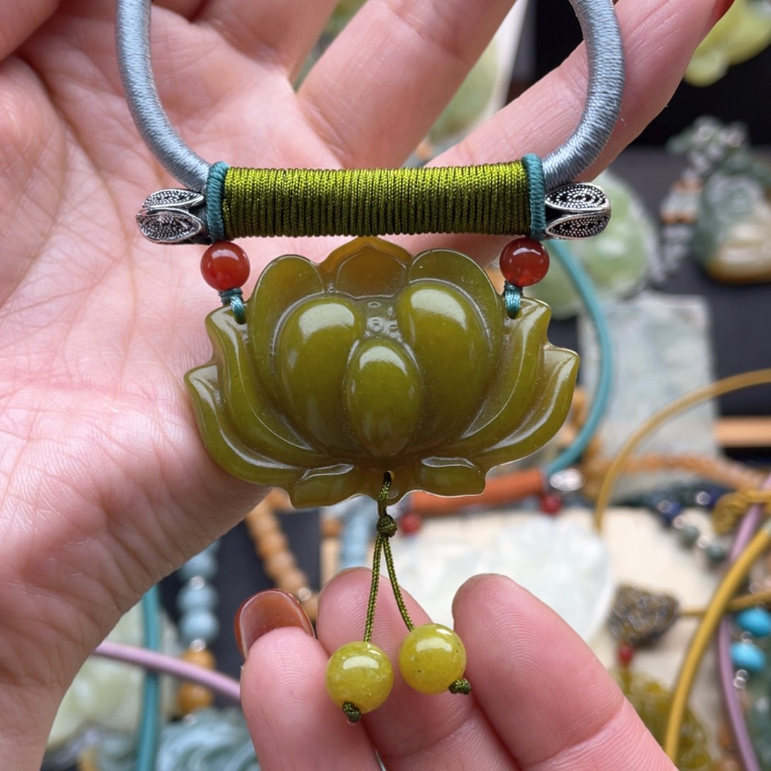 蛇纹石玉颈饰未镶嵌