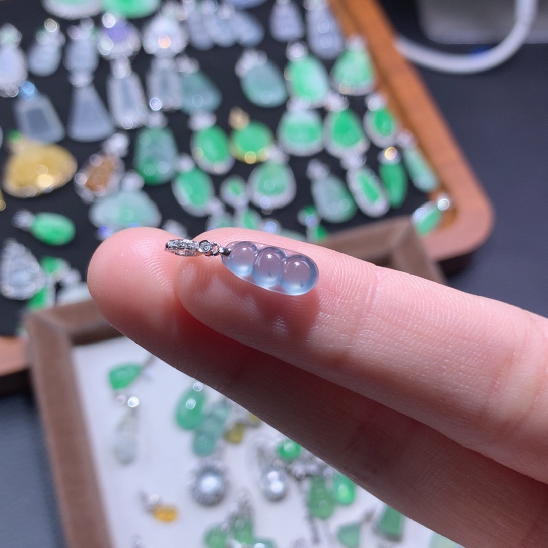 翡翠18K金镶嵌颈饰稀有 蓝紫福豆滴流