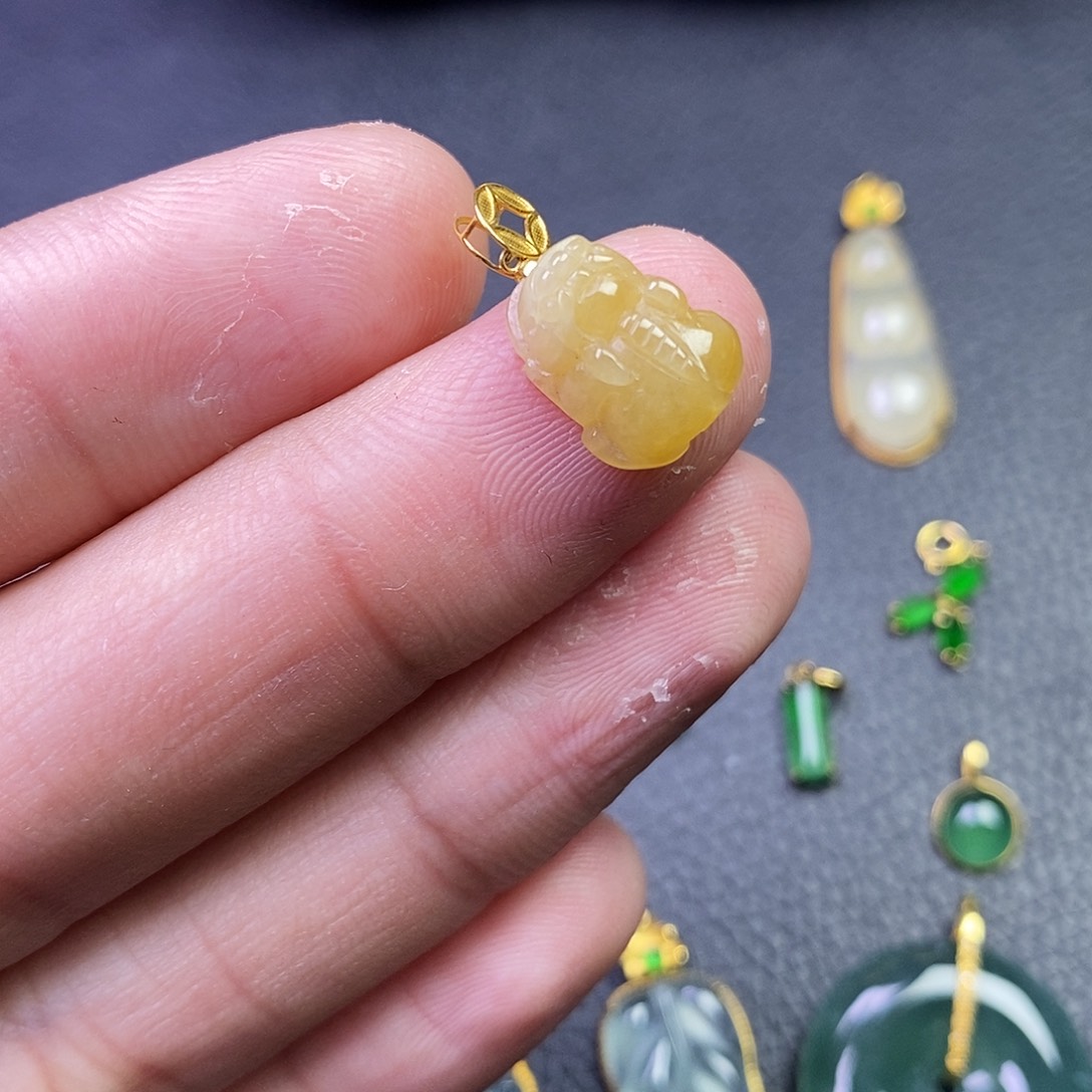 颈饰18K金镶嵌翡翠