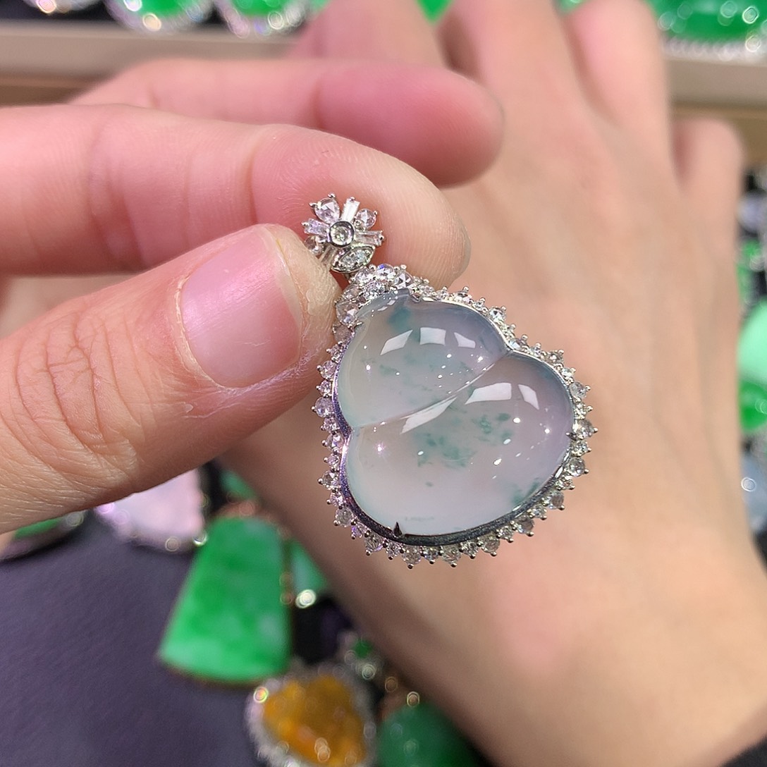 翡翠吊坠(赠链)18K金镶嵌