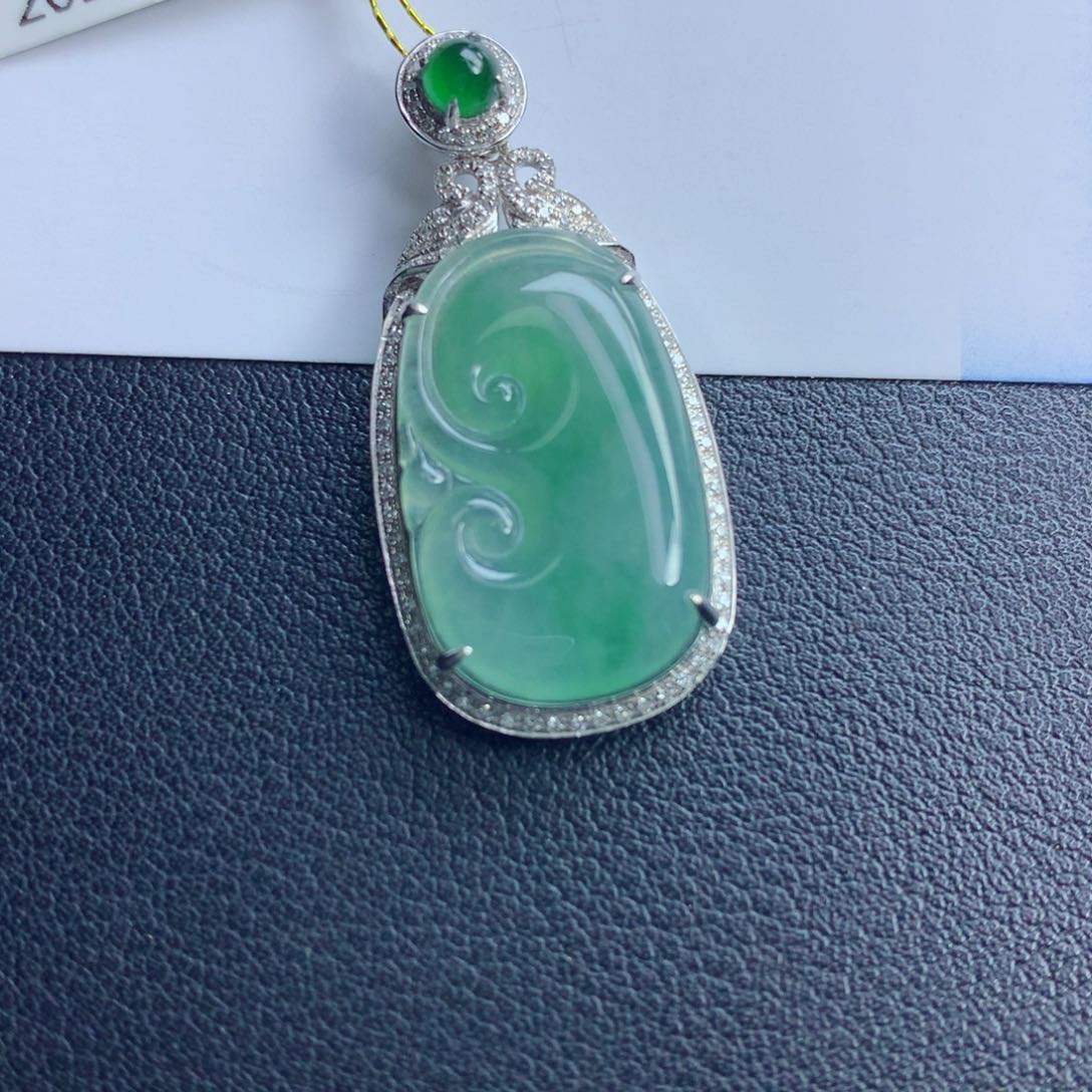 翡翠颈饰未镶嵌如意