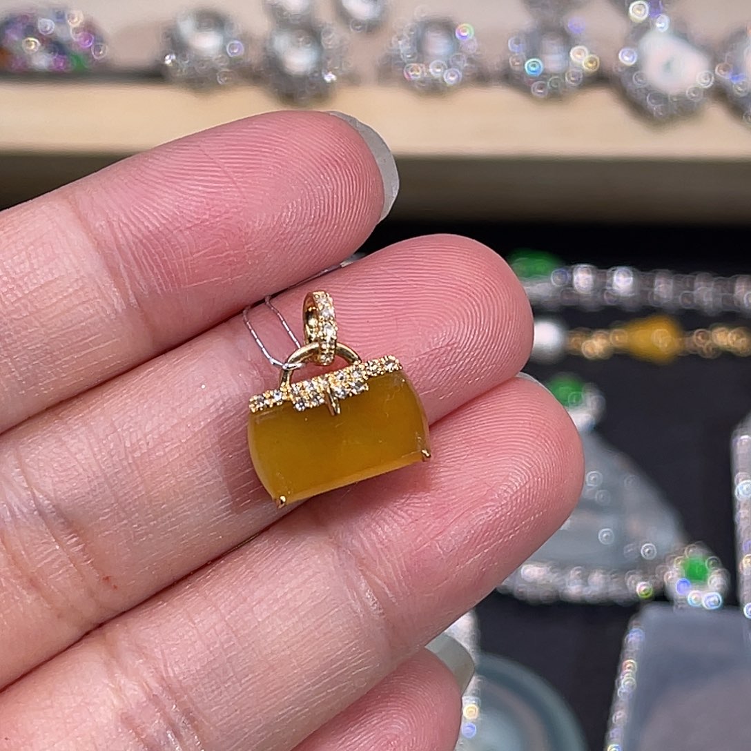 翡翠18K金镶嵌颈饰黄翡马鞍