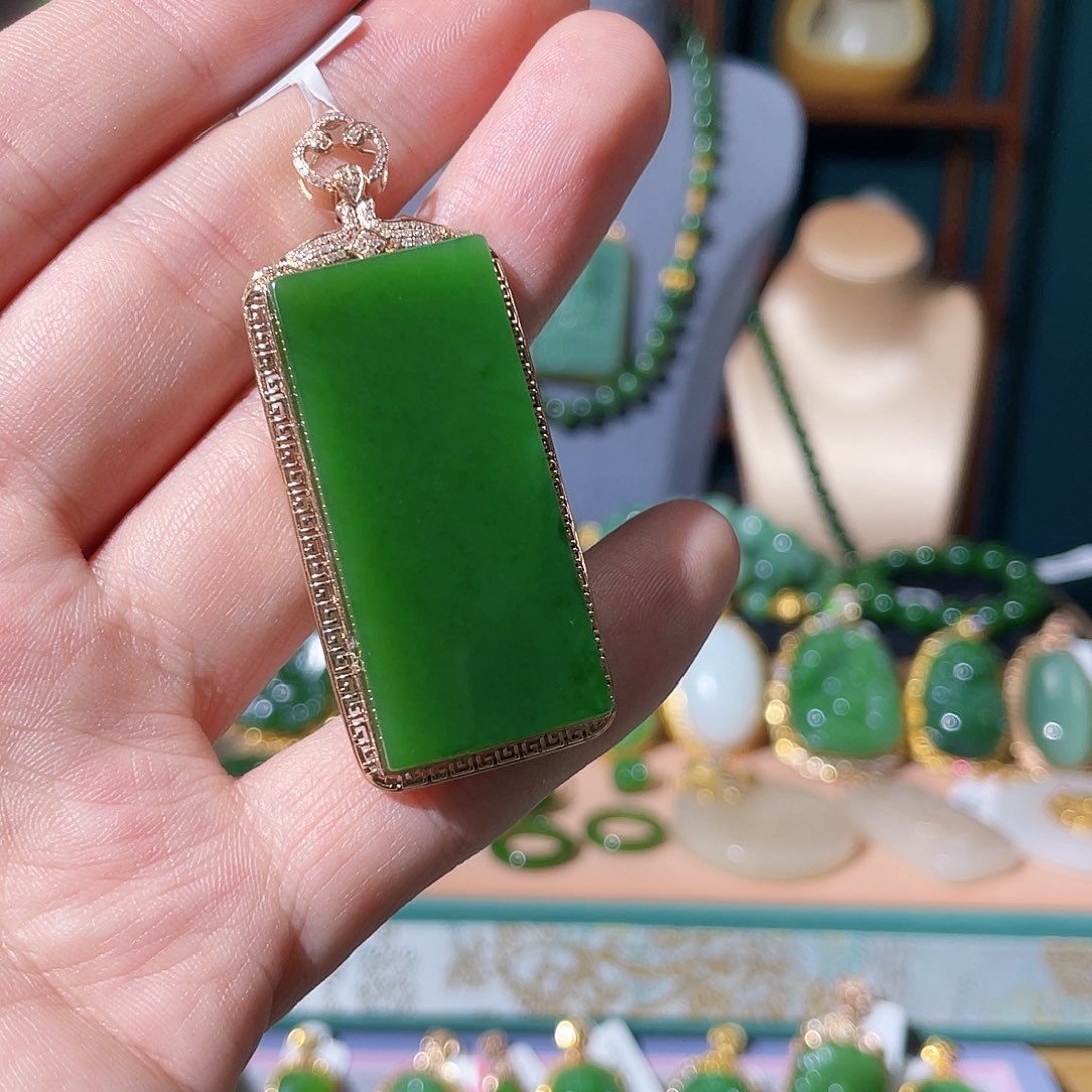 和田玉（碧玉）吊坠18K金镶嵌八*，