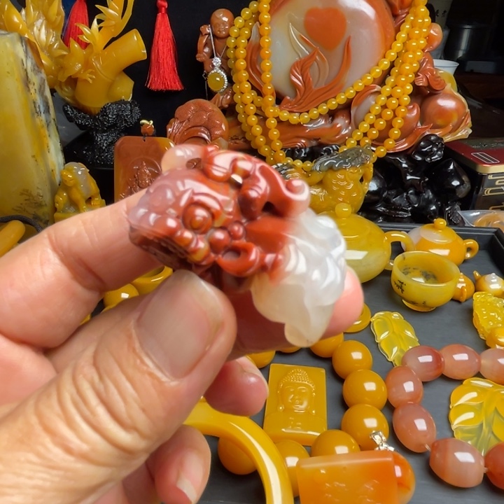 未镶嵌石英质玉（黄龙玉）颈饰