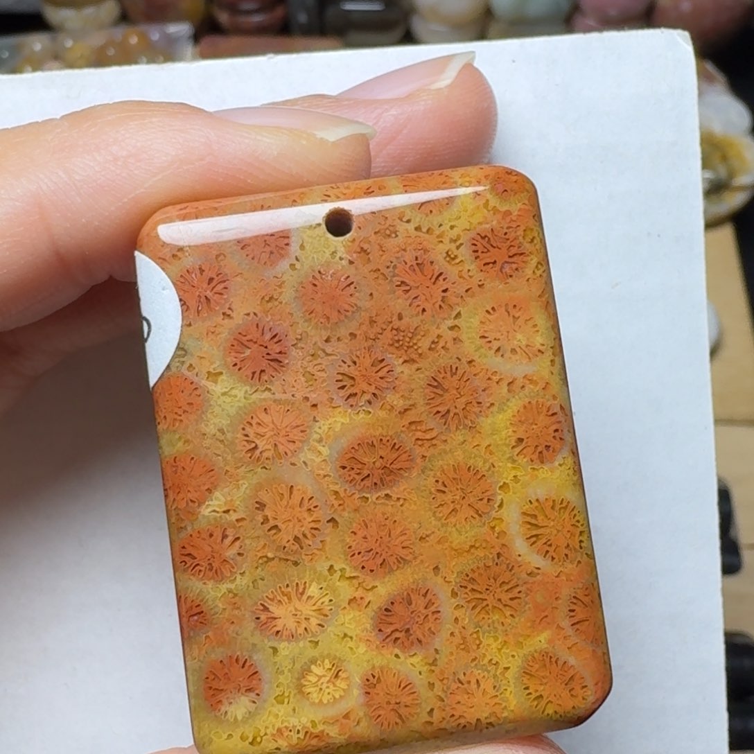 硅化玉保真红，有纹裂特价未镶嵌