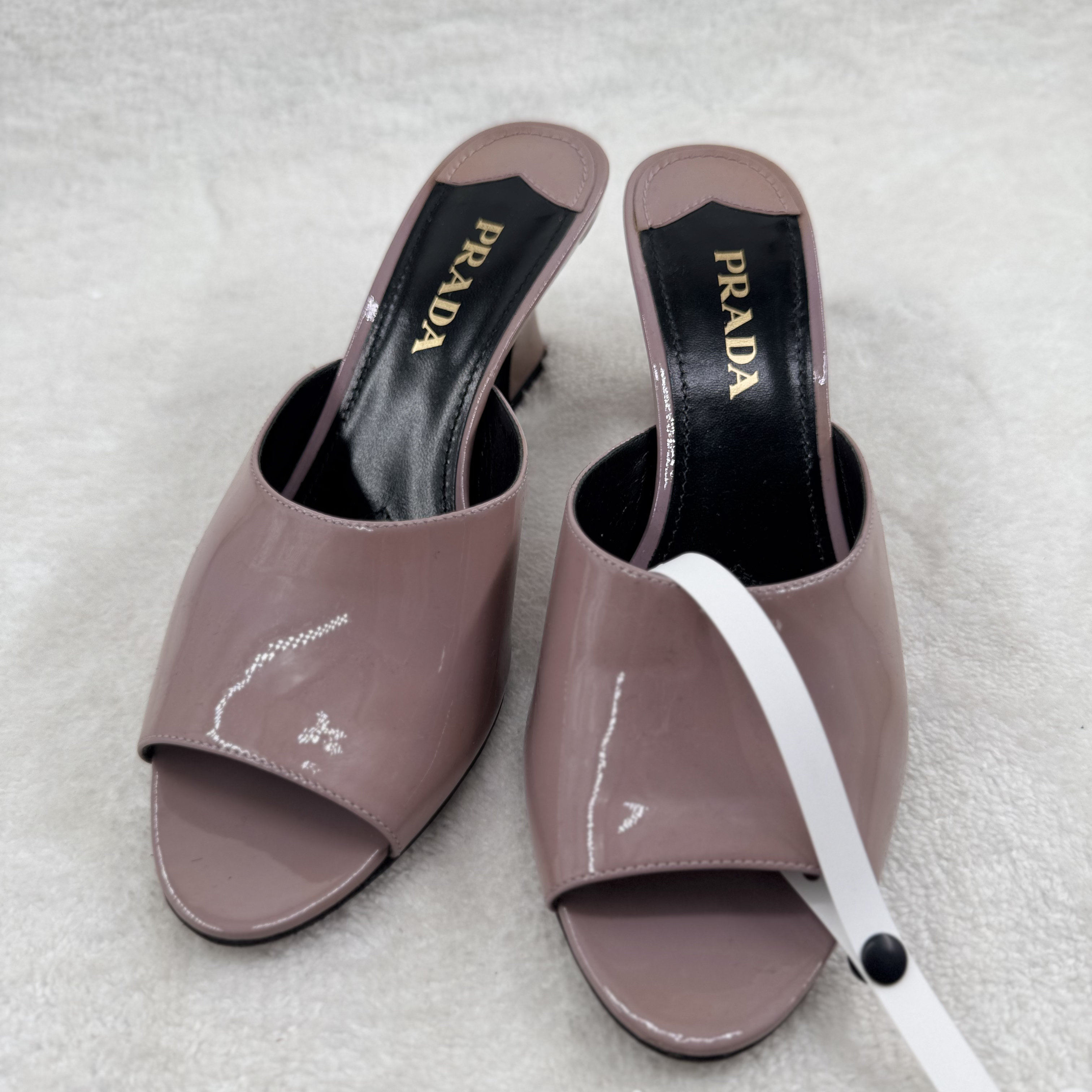 99新 Prada/普拉达 藕粉色漆皮漏趾小高跟拖鞋/37.5码/FZ376