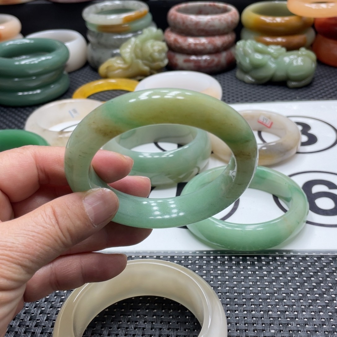 郑***心石英岩玉未镶嵌手镯