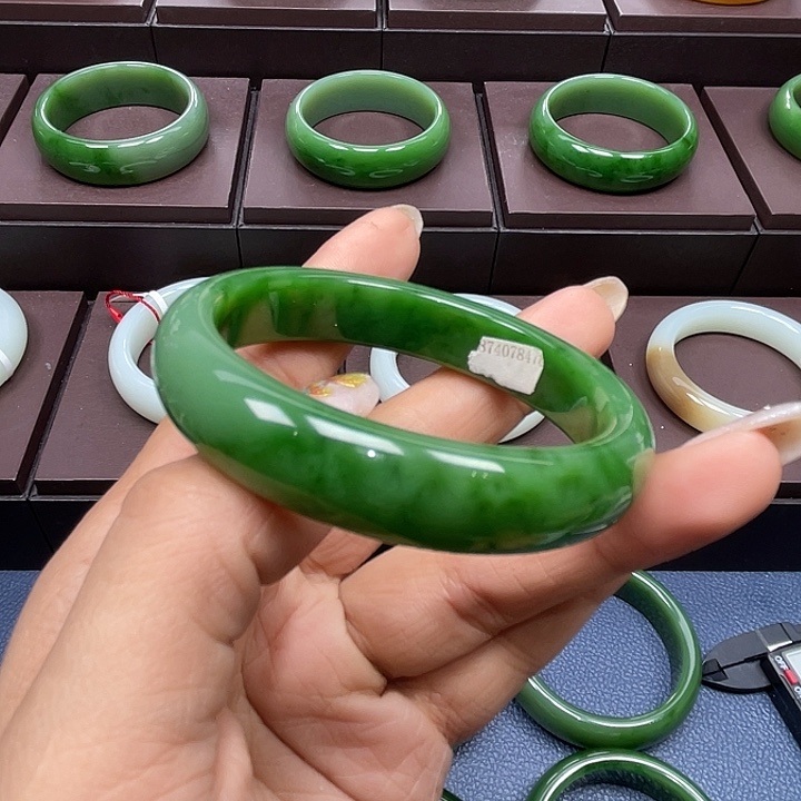 和田玉（碧玉）未镶嵌手镯