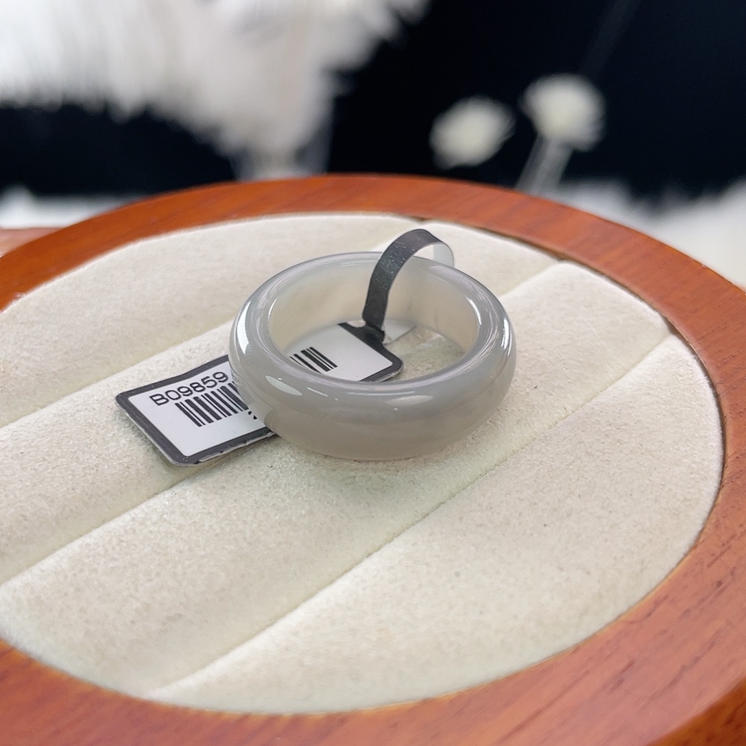 和田玉未镶嵌戒指l37。烟紫细轮胎。18.9。不退换