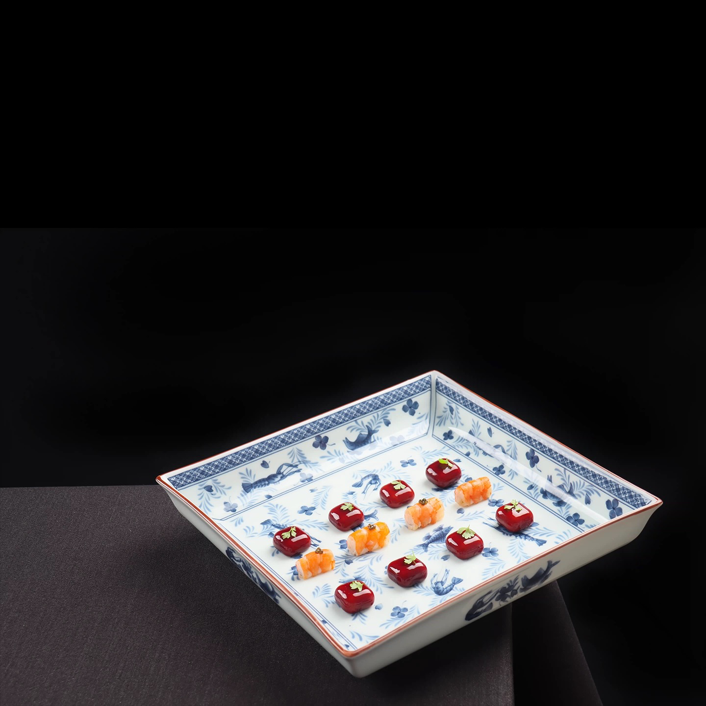 至上：10.5寸望月正方盘鱼虾青花纹明档冷菜盘网红创意餐具酒店