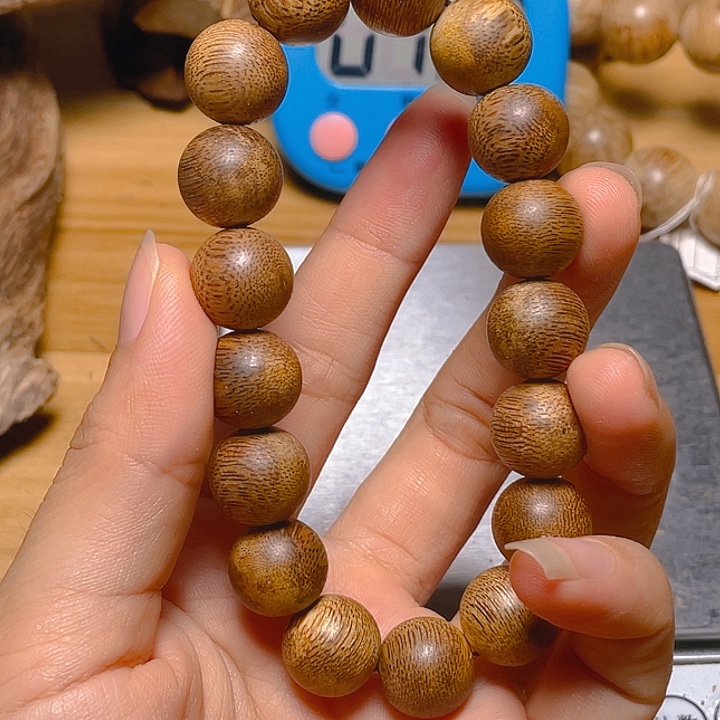 龚***涵木绿棋手串1.3的12.1克一一