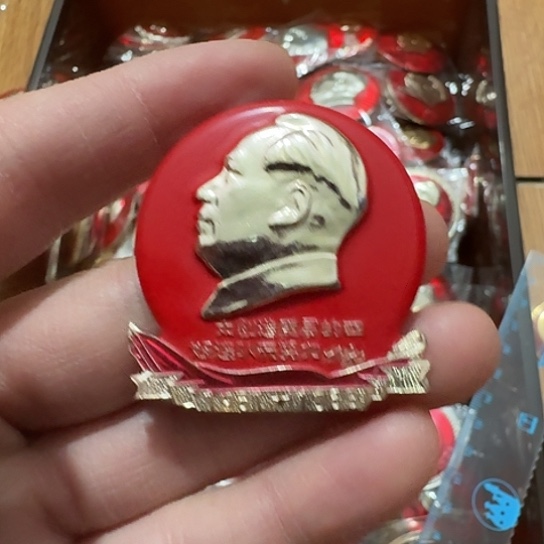 金***人其他普通金属圆形红色人物像章