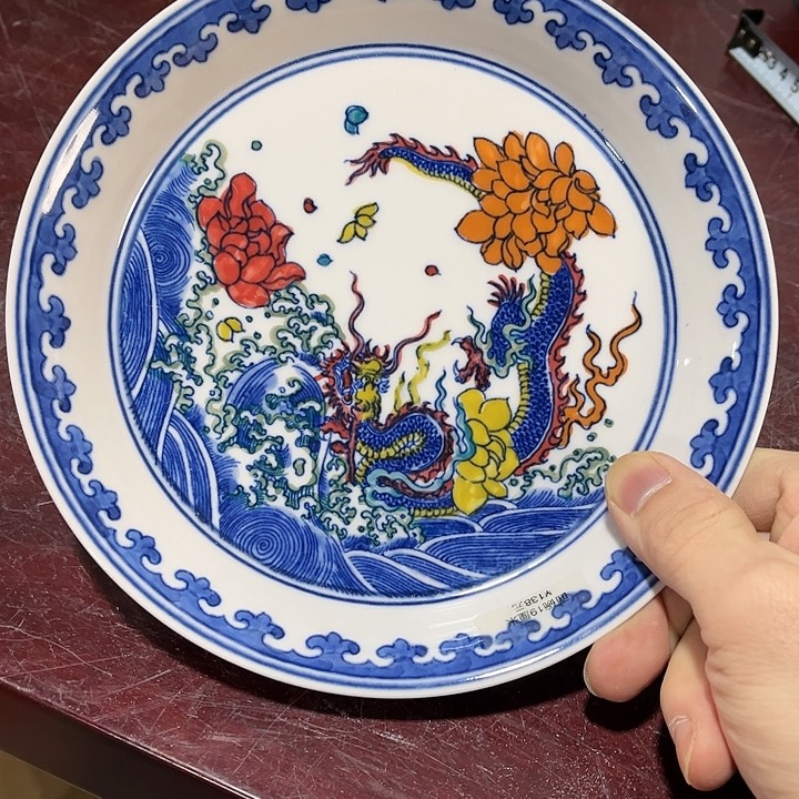 瓷片//////直径19厘米。红。