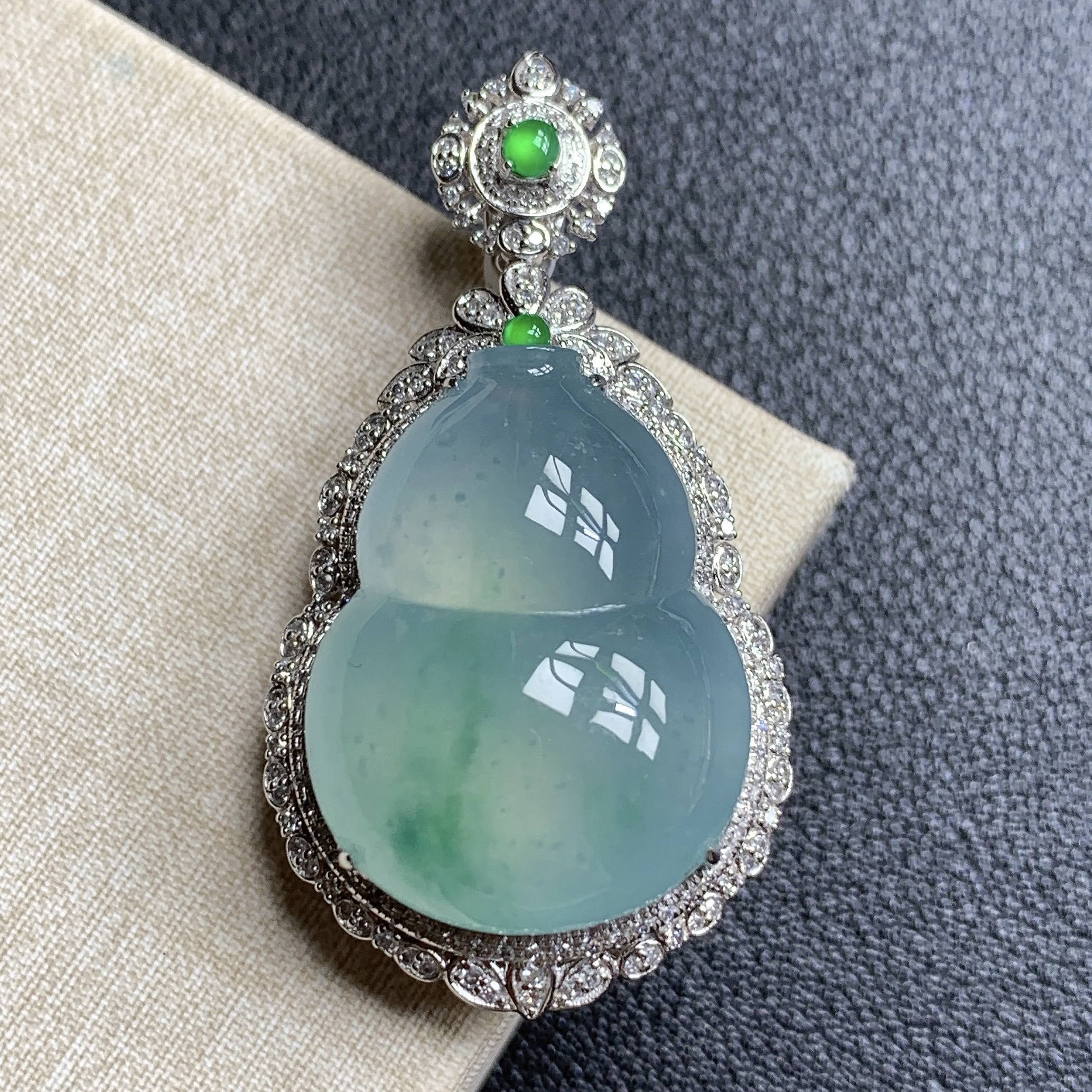 18k缅甸天然翡翠A货冰种飘花大胖葫芦精美吊坠10.25CY