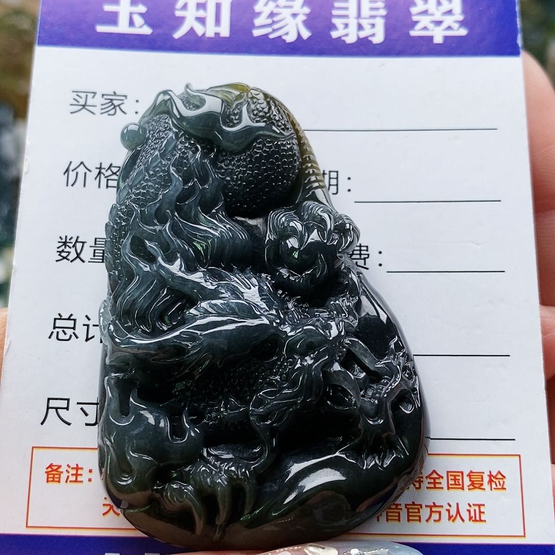 翡翠颈饰未镶嵌龙牌