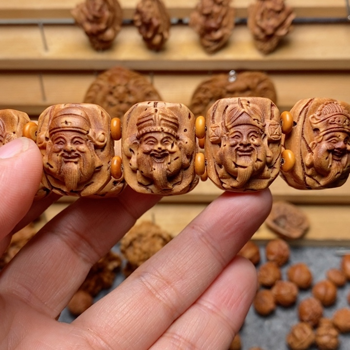 桃核雕刻财神手牌