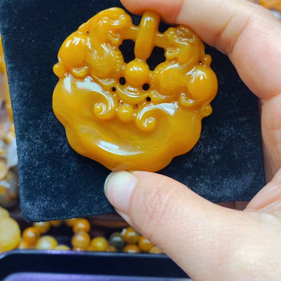 未镶嵌石英质玉（黄龙玉）颈饰