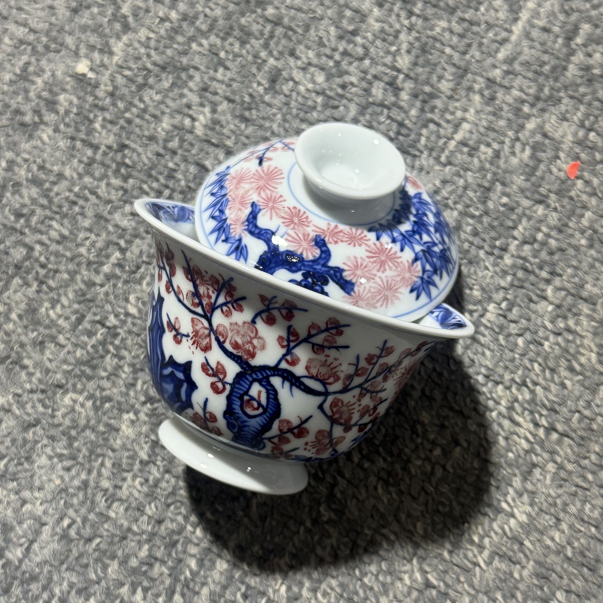 有瑕疵釉里红松竹梅盖碗